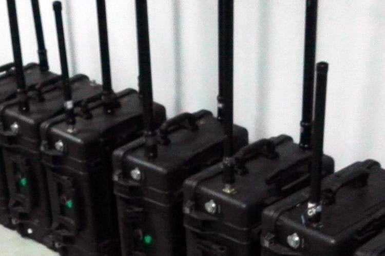 把2台手机信号干扰器放在一起同时开机，效果能不能翻倍？
