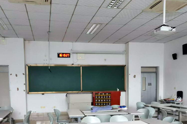 考场教室里的手机信号干扰器最理想的安装位置是哪里？