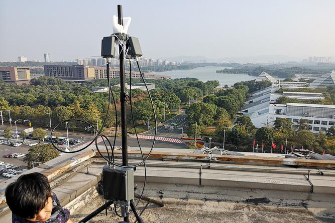 信号干扰仪启动后，手机仍然有显示(图1)