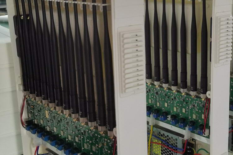 将频率干扰仪的多根天线合并成一根是否可行？