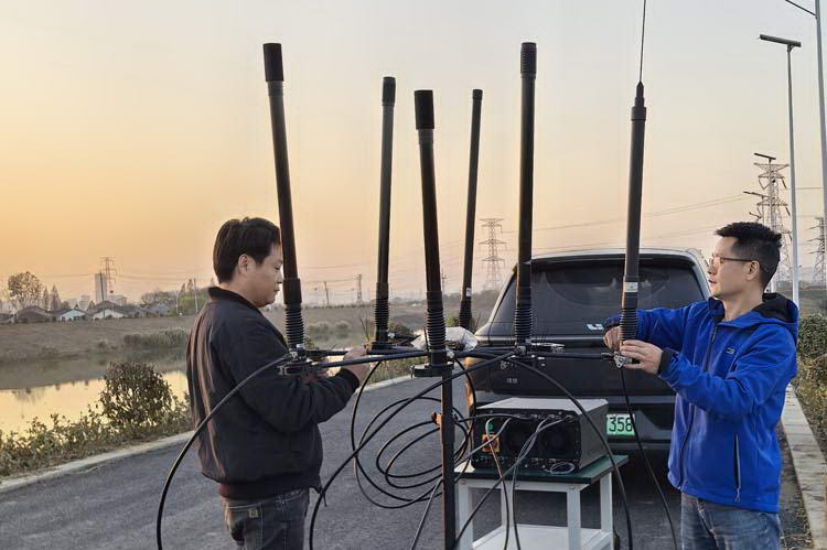 使用定向天线的频率干扰仪比使用全向天线的强在哪儿？